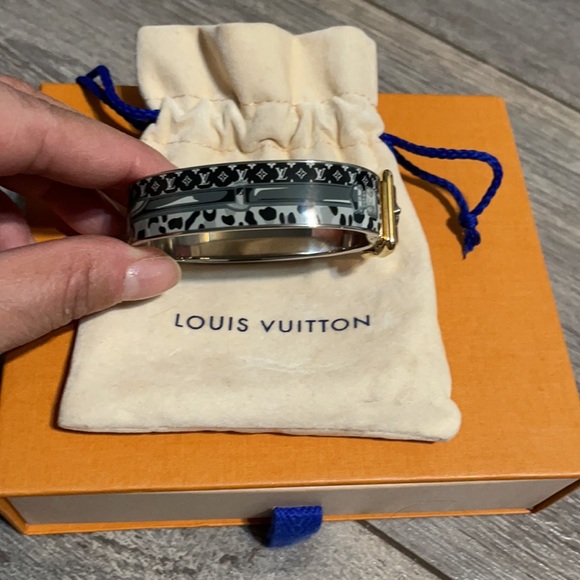 EUC Louis Vuitton Confidential bangle with pouch. - Picture 4 of 7